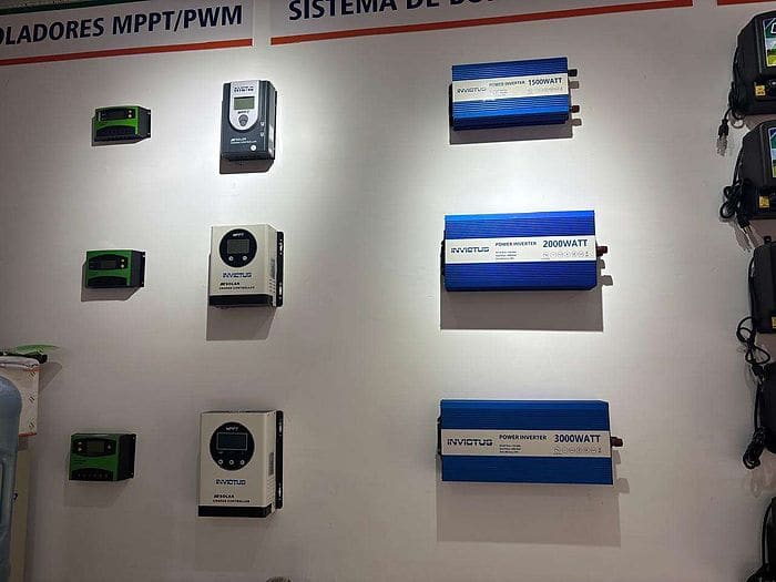Controladores de carga MPPT y PWM junto a inversores Invictus de 1500, 2000 y 3000 vatios