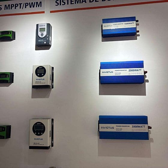 Inversores de onda pura, controladores de carga y cableado en la tienda