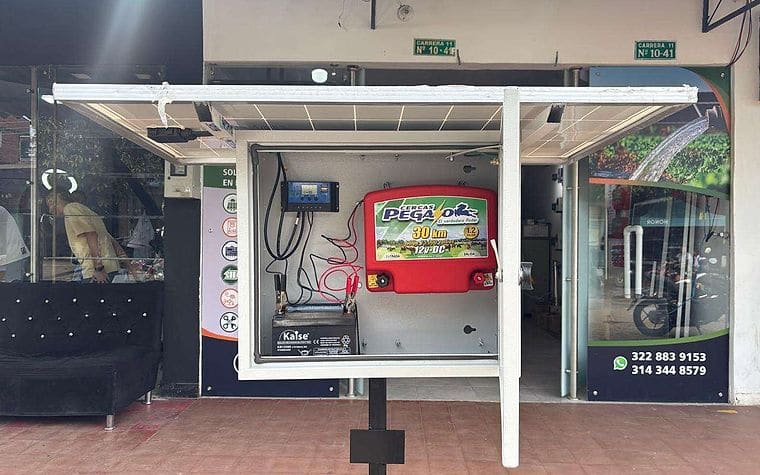 Demostración de cerca eléctrica solar armada en la entrada de la tienda