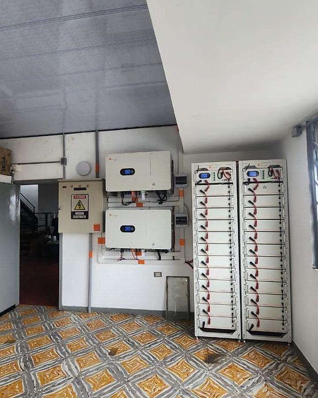 Banco de baterías e inversores instalados por Foster Green Energy