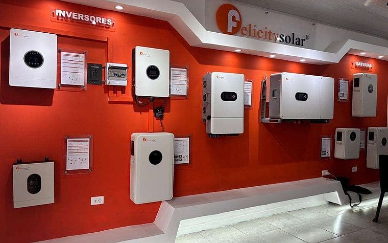 Pared de inversores y baterías Felicity Solar en la tienda de Foster Green Energy