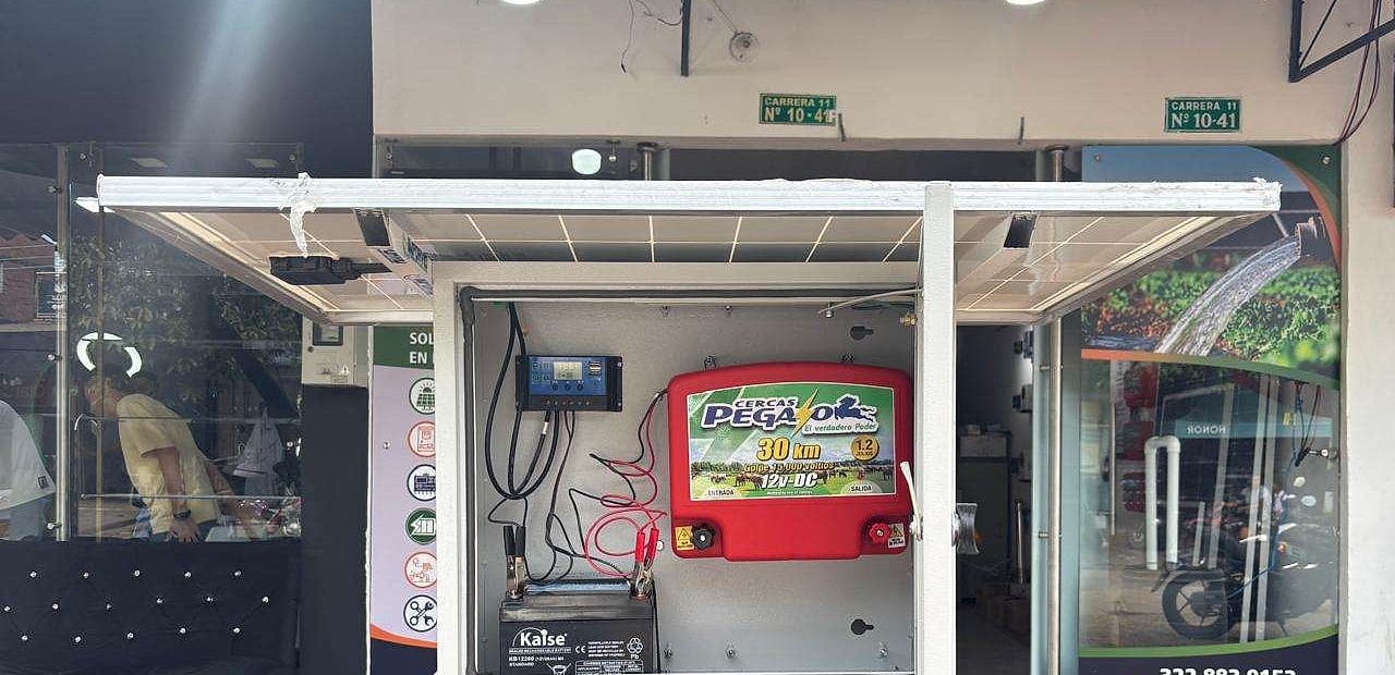 Fachada de Foster Green Energy en la Carrera 11 número 10-41 de Villanueva, Casanare, con un kit solar de demostración en la entrada
