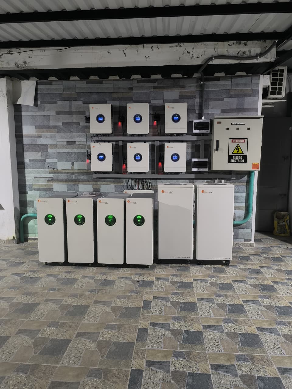 Sistema trifásico 220v, 30kva inversores, 90kwh baterías de litio y 42 pv de 630w para un total de 26.5kwp. Sistema instalado en la panadería inglesa en Acacias Meta